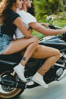 joven Pareja en amar, montando un motocicleta, abrazo, pasión, gratis espíritu foto