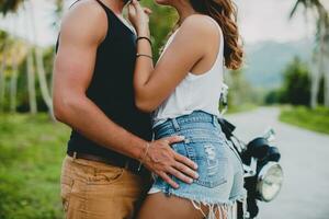 joven Pareja en amar, montando un motocicleta, abrazo, pasión, gratis espíritu foto