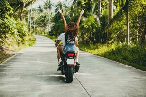 joven Pareja en amar, montando un motocicleta, abrazo, pasión, gratis espíritu foto