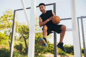 negro hombre haciendo Deportes, jugando baloncesto en amanecer, activo estilo de vida, soleado verano Mañana foto