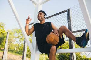 negro hombre haciendo Deportes, jugando baloncesto en amanecer, activo estilo de vida, soleado verano Mañana foto