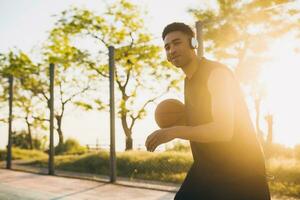 negro hombre haciendo Deportes, jugando baloncesto en amanecer, activo estilo de vida, soleado verano Mañana foto