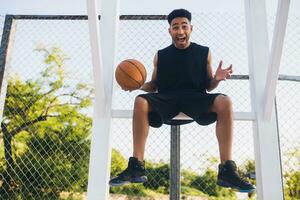 negro hombre haciendo Deportes, jugando baloncesto en amanecer, activo estilo de vida, soleado verano Mañana foto