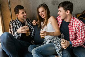 contento joven personas teniendo divertido, amigos fiesta a hogar foto