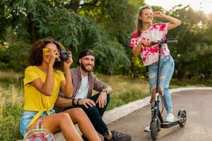 contento joven empresa de hablando sonriente amigos sentado en parque foto