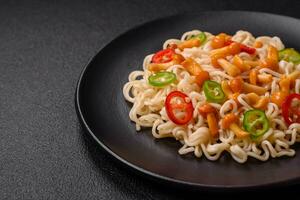 delicioso asiático cocina plato con arroz fideos, pimientos, hongos y especias foto