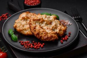 delicioso frito pollo picar o Cerdo carne frito empanizado con sal, especias y hierbas foto