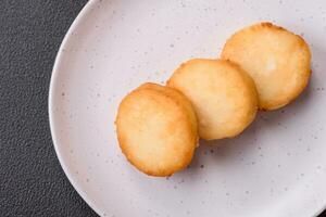 delicioso Fresco dulce queso panqueques con Pasas y canela foto