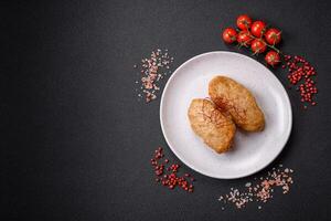 delicioso frito chuletas o albóndigas con sal, especias y hierbas foto