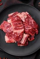 Fresco jugoso crudo carne de vaca rebanadas con sal y especias foto