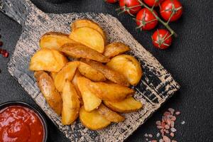 delicioso crujiente frito patata porciones con sal, especias y hierbas foto