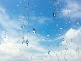 agua gotas en contra verano cielo, ai generado foto