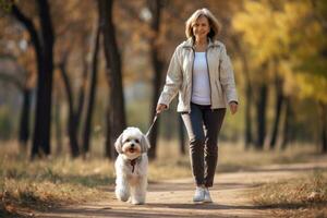 antiguo juguetón mujer caminando su perro en el parque en otoño día, ai generado foto