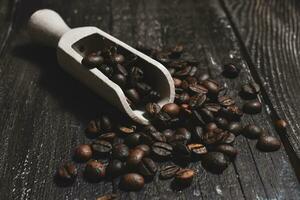 granos de café en la mesa de madera foto