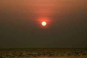 hermosa paisaje de puesta de sol en el noche con diferente tono fondo, bueno para general propósitos. foto