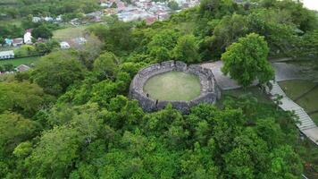 aereo Visualizza di otanah fortezza nel gorontalo-indonesia. il pietra muri di il otanah fortezza. video