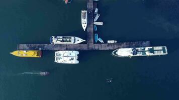 Porto com barco zangão vídeo tiro video