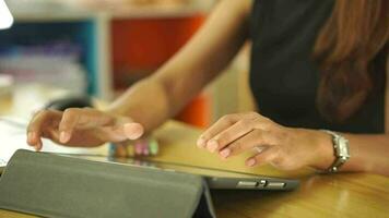 mulher trabalhando às casa usando uma computador para comunicar video