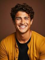 sonriente joven hombre de mexicano descendencia en contra neutral antecedentes ai generativo foto