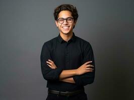 sonriente joven hombre de mexicano descendencia en contra neutral antecedentes ai generativo foto