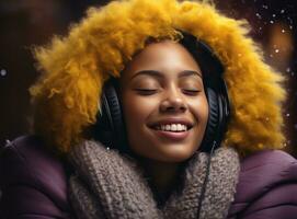 un joven dama posando con auriculares en azul antecedentes foto