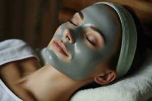 un mujer consiguiendo un facial máscara tratamiento a un belleza salón foto