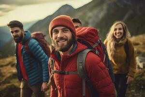 un grupo de amigos excursionismo en el montañas, capturar el espíritu de exploración, logro, y el belleza de naturaleza. generativo ai foto