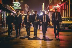 un grupo de elegantemente vestido mafiosos caminando abajo un ciudad calle a noche, fundición dramático oscuridad como ellos afirmar su dominio. generativo ai foto