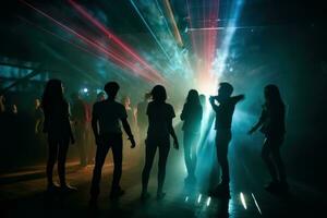 un grupo de joven personas bailando en un brumoso y atmosférico club configuración, rodeado por vistoso luces y láser vigas generativo ai foto