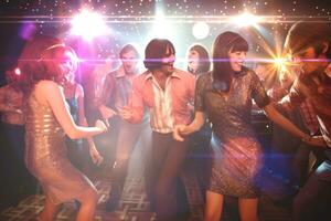 un grupo de joven personas vestido en retro disco trajes, bailando y ranurado a un miedoso golpear en un reluciente danza piso, rodeado por brillante luces y disco pelotas. generativo ai foto