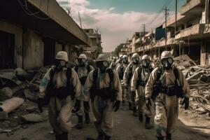 un línea de soldados de marcha en formación, todas vistiendo gas mascaras y materiales peligrosos trajes. entrando un abandonado, ciudad ese aparece a tener estado devastado por químico o biológico armas generativo ai foto