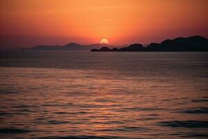 amanecer terminado espumoso adriático aguas fotografía el mar reunión el amanecer cielo con islas o acantilados silueta en contra vistoso capas de rosa, melocotón y Mandarina matices generativo ai foto