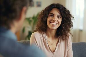 Hispano mujer psicólogo Mira a cámara, consultante sonriente europeo hombre en oficina clínica interior. ai generado foto