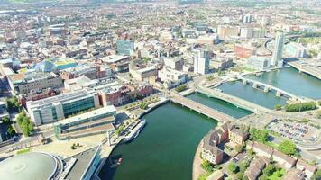 antenne visie Aan rivier- en gebouwen in stad centrum van Belfast noordelijk Ierland. dar foto, hoog hoek visie van stad- video