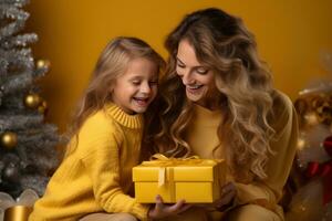 mamá y niño abierto un regalo para Navidad, amarillo antecedentes ai generado foto