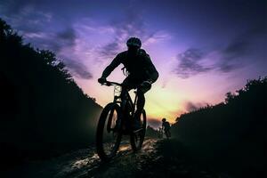 aventurero ciclistas entrada montaña caminos debajo el noche skys resplandor ai generado foto