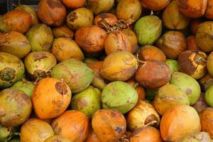 pila de cocos, con verde, naranja, marrón colores foto