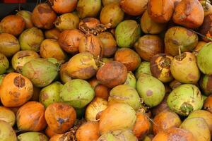 pila de cocos, con verde, naranja, marrón colores foto