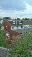 aéreo Visão do britânico cidade e residencial distrito do Luton, Inglaterra, Reino Unido video