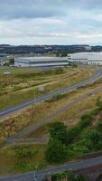 aérien vue de Britanique ville et Résidentiel district de luton, Angleterre, Royaume-Uni video