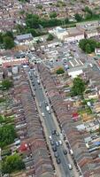 aéreo Visão do britânico cidade e residencial distrito do Luton, Inglaterra, Reino Unido video