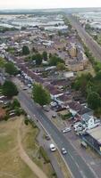 aéreo Visão do britânico cidade e residencial distrito do Luton, Inglaterra, Reino Unido video
