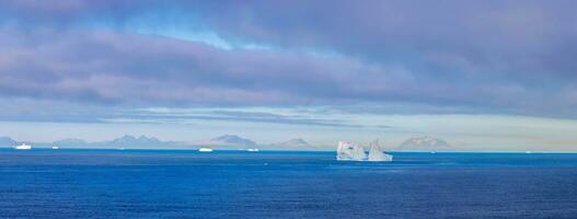 iceberg visto desde crucero Embarcacion vacaciones cerca Groenlandia costa en ártico circulo cerca Ilulissat disko bahía foto