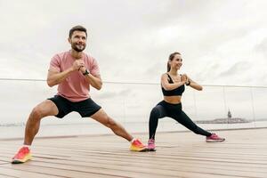 Atletas tren juntos. un mujer y un hombre son consiguiendo Listo para un correr. aptitud amigos hacer ejercicios para un sano estilo de vida. utilizar un aptitud reloj y pulsera a trabajo con el aplicación foto