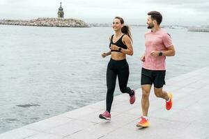 un mujer y un hombre en aptitud corriendo ropa. físico educación juntos, familia Pareja sano estilo de vida. personas rutina de ejercicio entrenador utilizar aptitud reloj y aplicación para ejercicio resultados. foto