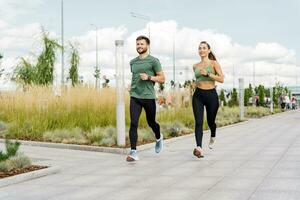 físico educación juntos, familia Pareja sano estilo de vida. entrenador rutina de ejercicio personas utilizar aptitud reloj y aplicación para ejercicio resultados. un mujer y un hombre en aptitud ropa para correr. foto