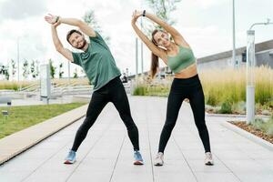 familia mujer y hombre en aptitud ropa. personas rutina de ejercicio entrenador utilizar aptitud reloj y aplicación para ejercicio resultados. físico educación juntos, un Pareja de sano estilo de vida. foto