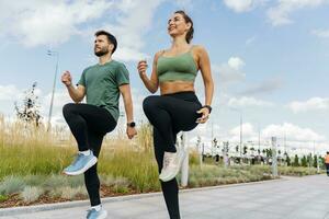 personal entrenador para corriendo y cliente aptitud formación en el Fresco aire. un mujer y un hombre son amigos en ropa de deporte para Deportes. personas utilizar aptitud relojes y corriendo zapatos. t foto