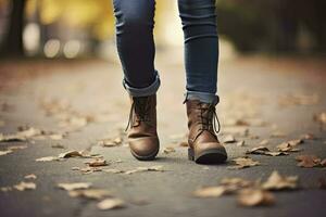 mujer en pantalones y botas caminando en otoño parque. de cerca de el pies. otoño Moda concepto, otoño tendencia. generativo ai foto