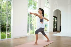joven mujer en ropa de deporte haciendo meditación práctica y yoga interior, sano estilo de vida, mental salud concepto. foto